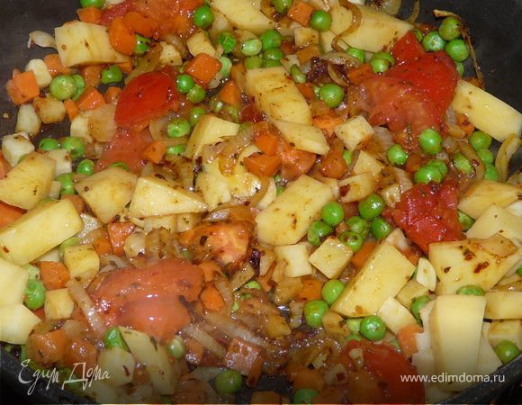 Теперь добавить лук, чеснок, помидор, травы и специи. Через пару минут добавить картошку, морковку, горошек и мясо вернуть. Влить вино и тушить 20 минут (добавляя воду, если нужно, но совсем немного).
Перуанцы подавали бы с рисом, а мы ели без него:)