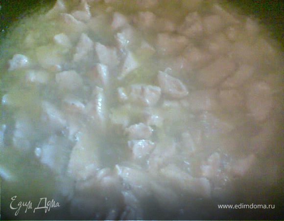 Мелко нашинковать лук и чеснок. В течении 1 минуты обжарить на 3 ст.л. оливкового масла на небольшом огне,добавить филе ,увеличить огонь до чуть больше среднего и обжаривать 4-5  мин.Добавить сухое вино,накрыть крышкой,уменьшить огонь и тушить 20 мин. 