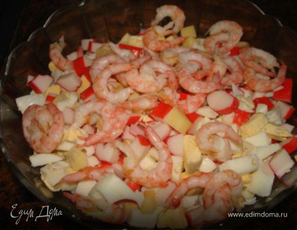 Креветки отварить,крабовые палочки и сыр нарезать кубиками,яйца отварить и тоже нарезать кубиками,мелко порубить укроп-добавить в салат и всё это заправить майонезом =)