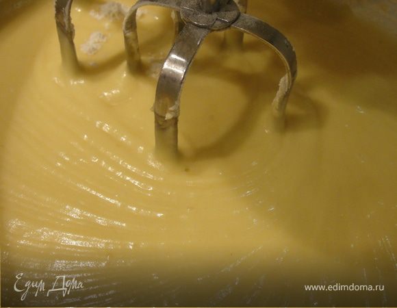 Яйца хорошенько взбить с сахаром в течение нескольких минут до пышности миксером. Затем постепенно добавлять  сметану, растопленное слив. масло, разрыхлитель, коньяк, а затем уже муку.