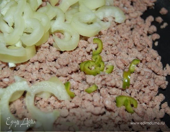 Фарш, мелко порубленный чеснок, перец сладкий полукольцами, перец жгучий тоненькими полукольцами, без семечек, халапеньо мелко нарезанный, приправляю Taco и отправляю на сковородку. Сковородка слегка сбрызнута растительным маслом, и еще я добавила пару столовых ложек говяжьего бульона, чтоб фарш не был сухим. Обжариваю все ингредиенты минут пять.