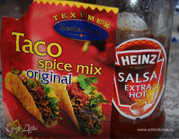 Пока фарш на сковороде, занимаюсь остальными составляющими. Тесто раскатала и выложила на сковороду, смазала его соусом Хейнц. Нарезала красный лук не слишком мелко, нарезала совсем чуть-чуть копченой грудинки, натерла сыр на крупной терке.