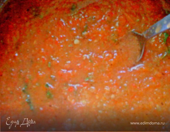 Добавить в полученную массу все специи. Не стесняйтесь добавлять больше сахара, пробуйте,- иначе соус может получиться кисловатым.
Цвет и консистенция у него получаются примерно как на фото.