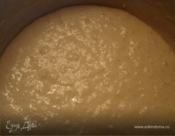 Накройте емкость с опарой пищевой пленкой или полотенцем, уберите в закрытую духовку или место без сквозняков. Дайте подняться в два раза. На это может уйти 30–40 минут. Все зависит от вида используемых дрожжей. 