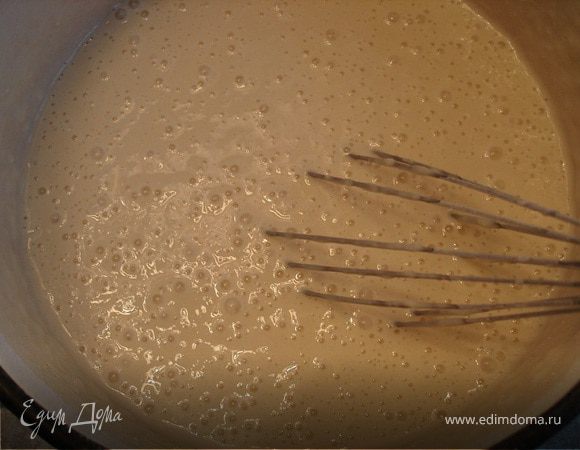 Когда опара «подойдет», добавьте в нее слегка взбитые яйца, оставшийся сахар, щепотку соли, муку и влейте молоко. Перемешайте венчиком. 