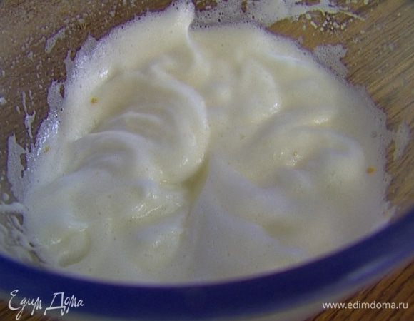 Предварительно охлажденные белки взбить со щепоткой соли в плотную пену. 