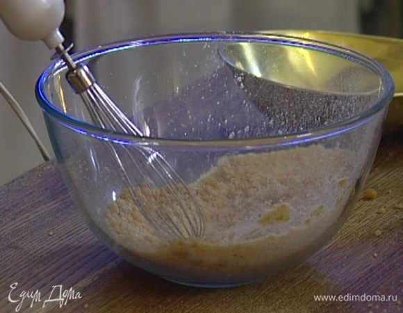 Желток взбить с сахаром.