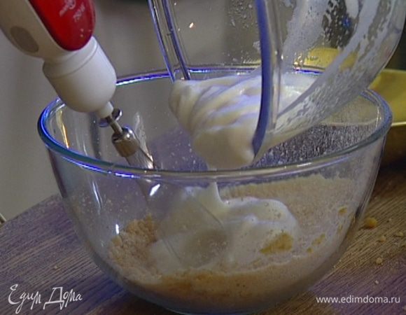 Всыпать муку, ввести взбитые белки.