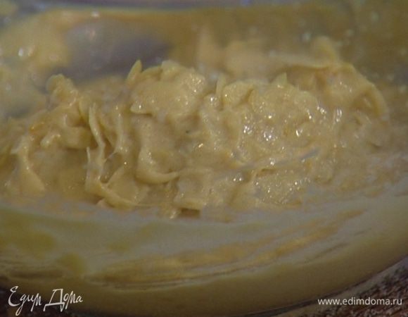 Не переставая взбивать, порциями добавить миндальные хлопья.