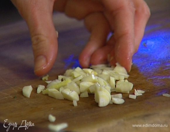 Чеснок почистить и мелко порубить.