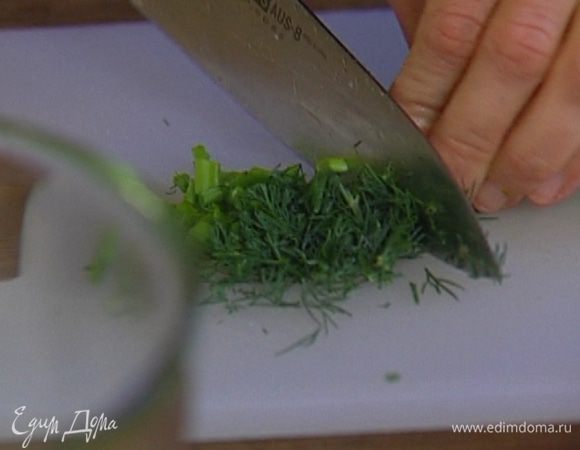 Зеленый лук и 2 веточки укропа мелко порубить. 