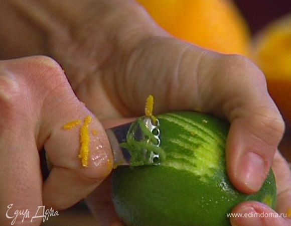 Цедру лайма и апельсина натереть на крупной терке.