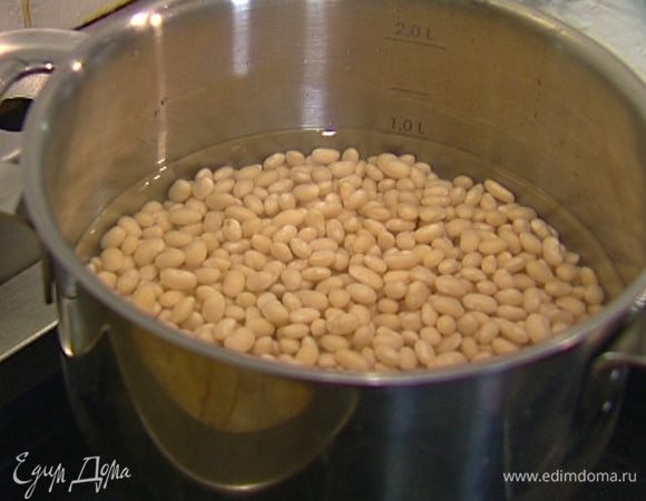 Фасоль залить холодной водой и оставить на несколько часов, а лучше на ночь. Затем воду слить, снова залить фасоль большим количеством воды и отварить до готовности (в середине варки посолить).