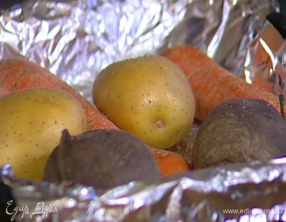 Свеклу, морковь и картофель хорошенько вымыть, сбрызнуть оливковым маслом, посолить, поперчить, присыпать прованскими травами, завернуть в фольгу и запечь до готовности в разогретой духовке, затем остудить и почистить.