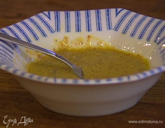 Приготовить заправку, соединив 3 ст. ложки оливкового масла, горчицу, уксус, добавить щепотку молотого перца и все перемешать.