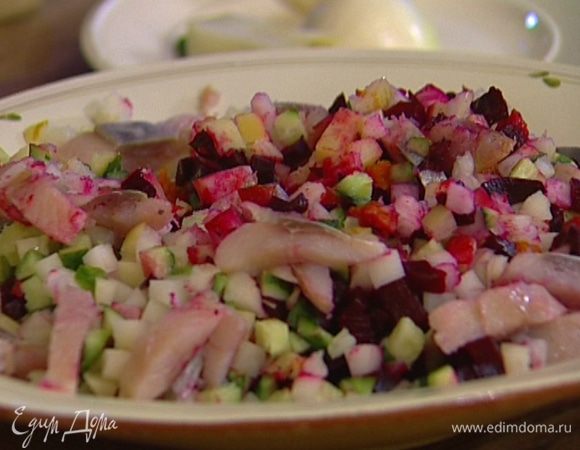 Все запеченные овощи, яблоки, огурцы и лук нарезать небольшими кубиками, а селедку − тонкими полосками, все перемешать.