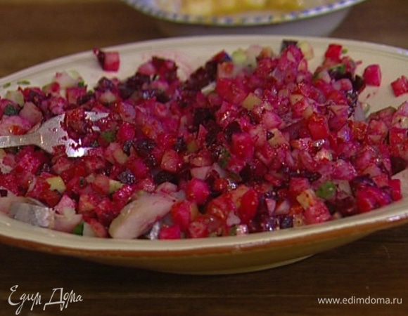 Добавить отваренную фасоль, полить винегрет заправкой.