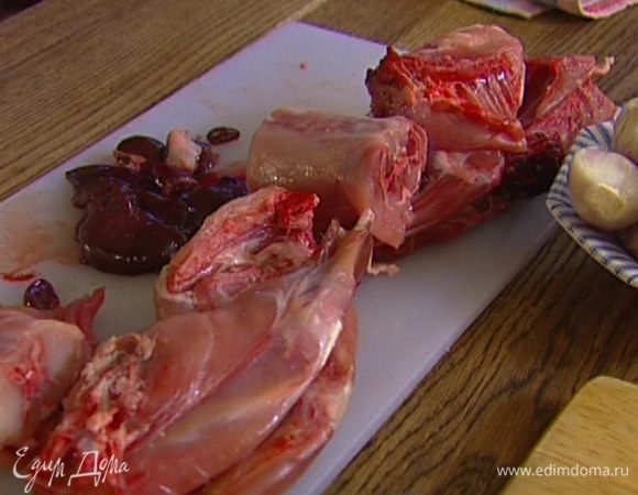 Тушку кролика вымыть, просушить бумажным полотенцем и разрезать на 6–8 кусков.