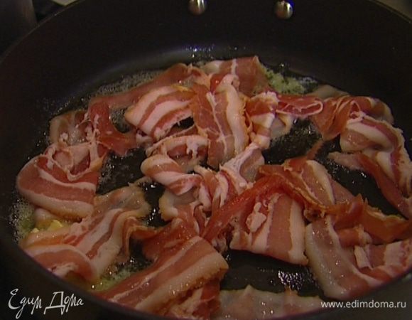 Разогреть в тяжелой сковороде сливочное и оливковое масло и слегка обжарить бекон.
