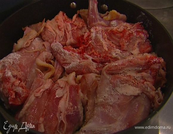 Добавить кусочки крольчатины и обжаривать до образования золотистой корочки, а затем переложить вместе с беконом в отдельную посуду.