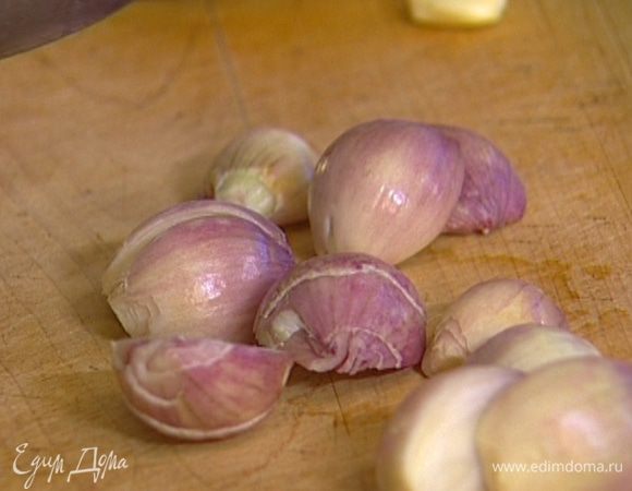 Лук-шалот почистить и разрезать каждую луковицу пополам.