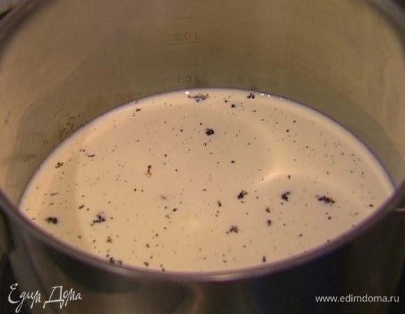 Молоко налить в кастрюлю, поставить на огонь, добавить стручок ванили и довести практически до кипения (чтобы появились пузырьки). 