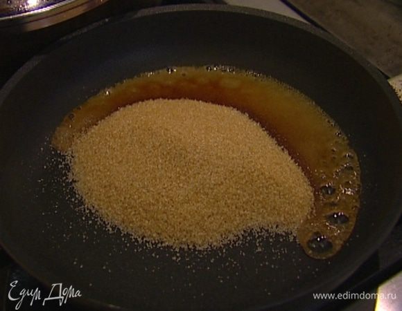 В глубокую сковороду всыпать 200 г сахара, влить 1 ст. ложку воды и держать на огне не перемешивая, пока сахар не растворится и масса не станет карамельной. 