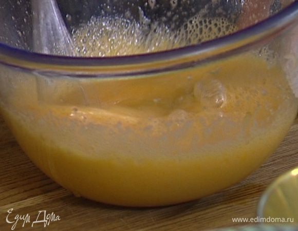 Соединить яйца с оставшимся сахаром и взбить миксером в светлую воздушную массу. 