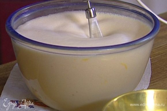 Молоко снять с огня и, не прекращая взбивать миксером яичную массу, небольшими порциями вливать в нее молоко. Последнюю порцию молока влить через ситечко, чтобы в яичную массу не попал стручок ванили.