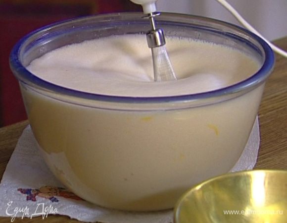 Молоко снять с огня и, не прекращая взбивать миксером яичную массу, небольшими порциями вливать в нее молоко. Последнюю порцию молока влить через ситечко, чтобы в яичную массу не попал стручок ванили. 