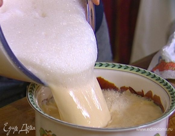 Карамельную массу вылить в жаропрочную форму так, чтобы дно и бортики посуды были полностью покрыты карамелью. Затем заполнить форму взбитым яично-молочным кремом. 