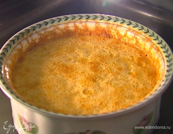 Форму с кремом поставить в глубокий противень, а затем налить в противень столько горячей воды, чтобы ее уровень доходил до середины формы. Выпекать в разогретой духовке минут 45, затем остудить и поставить форму с кремом-карамелью на ночь в холодильник. 