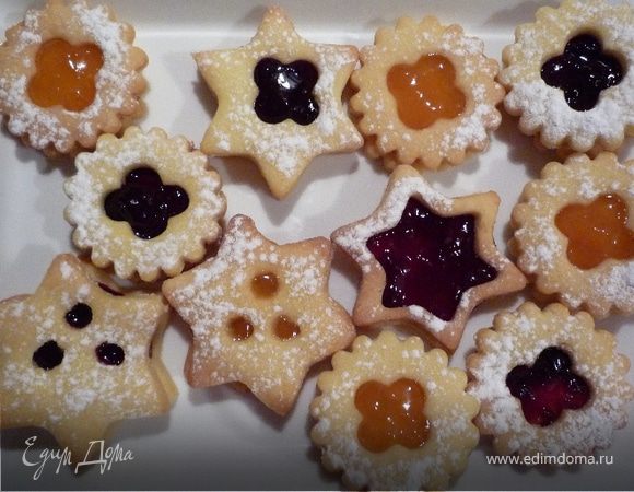 Берем 2 емкости, в одной смешиваем вишневый джем с 1 ложкой рома, в другой абрикосовый, нагреваем при постоянном помешивании.
Смазываем половину оснований печения вишневым джемом, другую - абрикосовым. Верхние части посыпаем 30г сахарной пудры. Собираем печения: на основание с джемом кладем верхнюю часть.
Приятного аппетита!