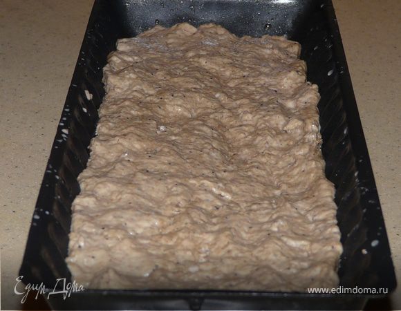 Дрожжи развести в 100мл теплой воды (не очень теплой), мелассу, мед тоже в 100мл. Добавить в просеяную муку, вымешать.  Нужно, чтобы получилось липкое и влажное тесто, поэтому придется долить еще 100-200мл воды. Соль добавить в процессе (если сразу, тесто не вырастет).