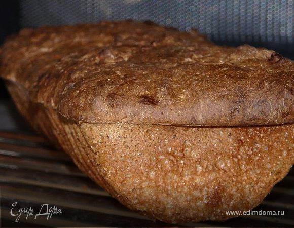 Смазать форму маслом, выложить в нее тесто, накрыть пакетом и оставить на примерно 60 минут.
Духовка 220С. Печь ок. 45 минут (при постукивании будет глухой звук). Если будет темнеть быстрее, чем хотелось бы, поставить емкость с водой в духовку.
Выложить на решетку, дать остынуть.