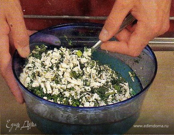 Приготовить начинку.Зелёный лук и укроп помыть,обсушить и мелко нарезать.Сыр натереть на крупной тёрке и смешать с зеленью.
