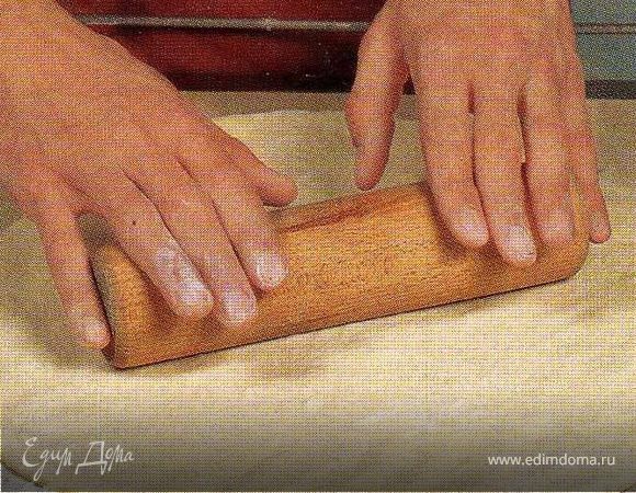 Раскатать тесто в круг толщиной 1-1,5см.В начинку добавить сметану и соль по вкусу. Перемешать и выложить на тесто не доходя до края 2-3см.