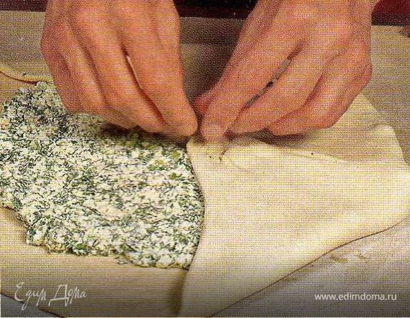 Вытягивать руками концы лепёшки,постепенно стянуть их к центру. Защипать влажными руками