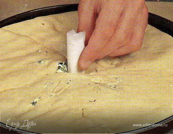 Рукой разровнять поверхность пирога,переложить его в смазанную маслом круглую форму и ещё раз разровнять так, чтобы толщина пирога была не более 1,5-2см.В середине сделать отверстие и вставить трубочку(я делала из картона,предварительно её намочив).