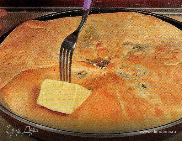 Разогреть духовку до 200С. Выпекать пирог 12-15 минут,до слегка золотистого цвета. Дать остыть и обильно смазать сливочным маслом.Подавать тёплым.(но он и холодный вкусный)