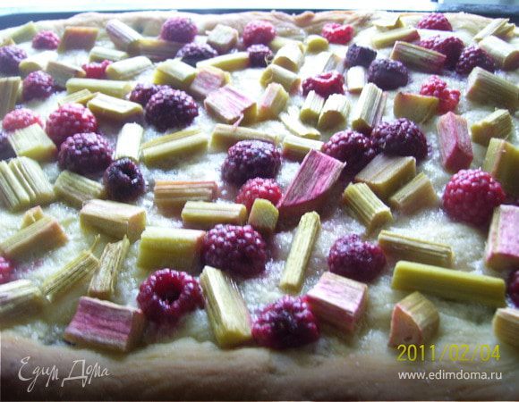 Смазываем бортики пирога сливочным маслом и выпекаем при температуре 220 С 25-30 минут.