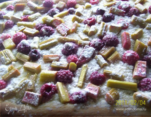 Готовый пирог посыпаем сахарной пудрой. Вот так, получилось, что писала дольше, чем готовила! 