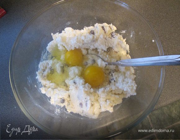 В миске смешать творог, массу,яйца и муку. Я муки кладу совсем чуть-чуть, для "связки".Все очень тщательно вымесить.