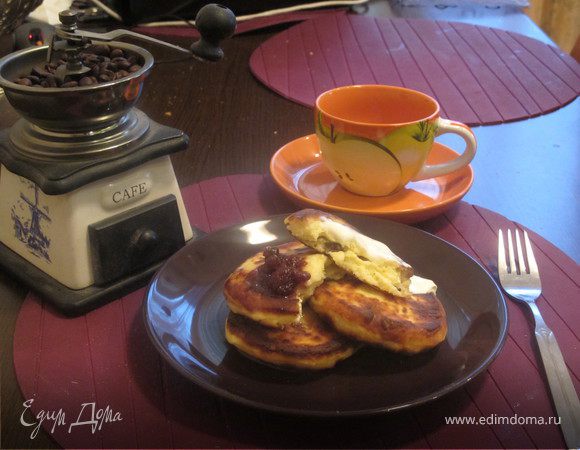 Сформировать сырники (я делаю круглые), обвалять в муке и обжарить с двух сторон в растительном масле до хорошо золотистого цвета. Подавать со сметаной, вареньем и конечно же с утренним кофе!