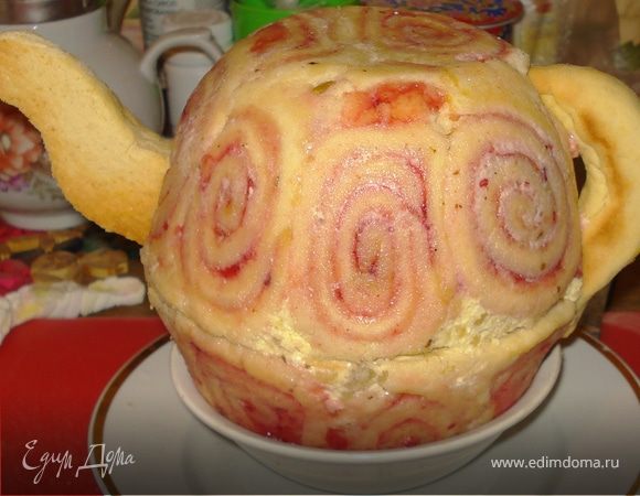 Половинки чайника соединить, поставив друг на друга.
Носик и ручку из печенья аккуратно в тесто вдавить.