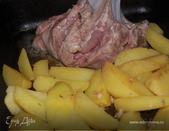 Достала баранину из маринада, поставила ее на противень, свернув в корону, закрепила зубочисткой, чтоб не распалась. Дала постоять минут 5-10, чтоб лишний маринад стек и отправила в духовку минут на 30, разогретую до 220 градусов вместе с картошкой по рецепту многоуважаемой Альбины http://www.edimdoma.ru/recipes/14596, дай Бог ей здоровья и новых кулинарных шедевров!Приятного аппетита!Совсем забыла - подавать с соусом Нашараб!