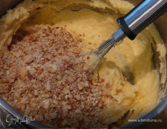 Духовка 175С. На деко выложить бумагу.
Хлопья смолоть, смешать с мукой, солью, разрыхлителем. Масло взбить с сахаром, ванилью и яйцом, добавить орехи. Теперь постепенно вмешать сухую смесь, а в конце аккуратно шоколад.