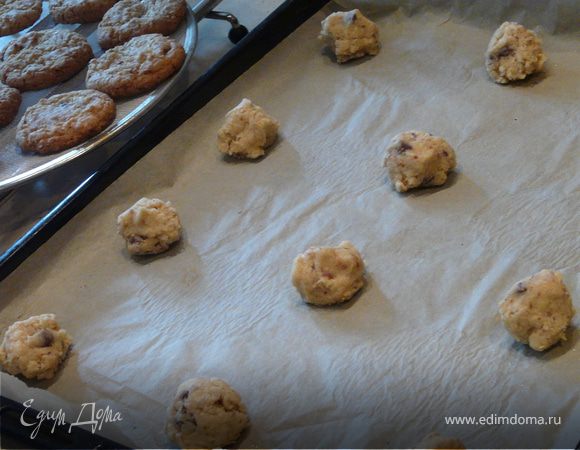 Ложкой выкладывать шарики ок.2,5 см на расстоянии друг от друга.
Печь 12 минут и выкладывать на решетку.
Украсить, например, шоколадными полосками...
