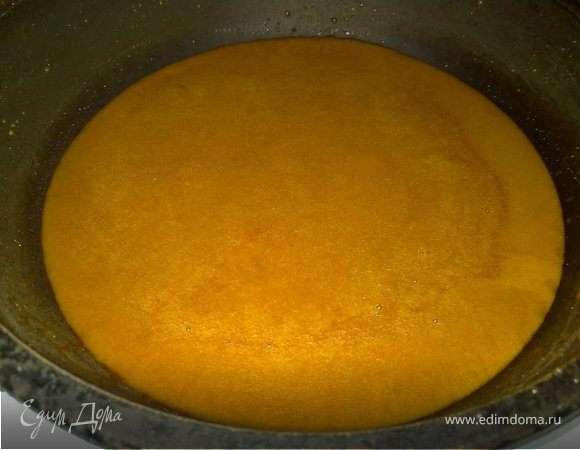 Делаем карамель: в форму насыпаем сахар и ставим на средний огонь. Пока сахар начинает плавиться, разрезаем стручок ванили вдоль и аккуратно соскабливаем сами семена. В готовую карамель добавить ваниль.