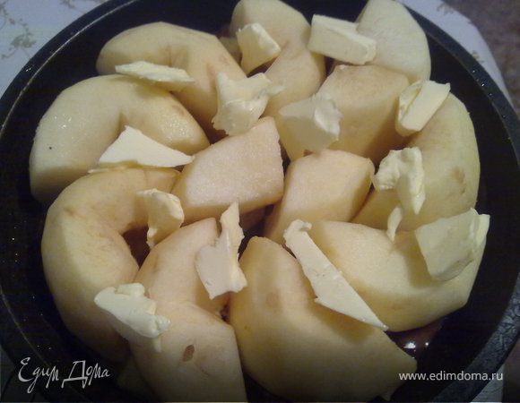 Яблоки слегка посыпаем сахаром и корицей. Режем масло кусочками и выкладываем между дольками. 